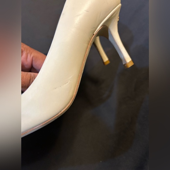 Tory Burch Cap-Toe Pumps Cream and Black Patent pointy Like new - Picture 4 of 8